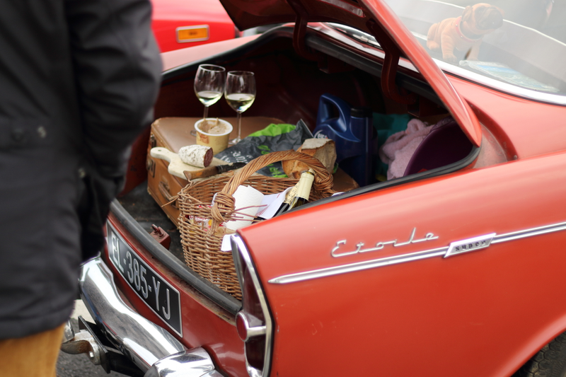Illustration for article titled The
Traversée de Paris is the best proof that everyone loves old cars, even in Paris!